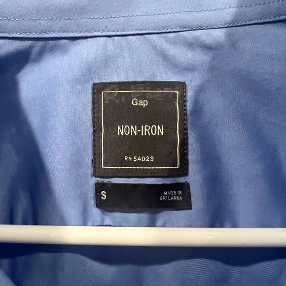 GAP Non-Iron blue button down - Picture 2 of 8